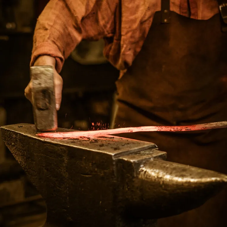 custom hema sword smiths longsword forge blacksmith 1024x770 ezgif.com crop.jpg